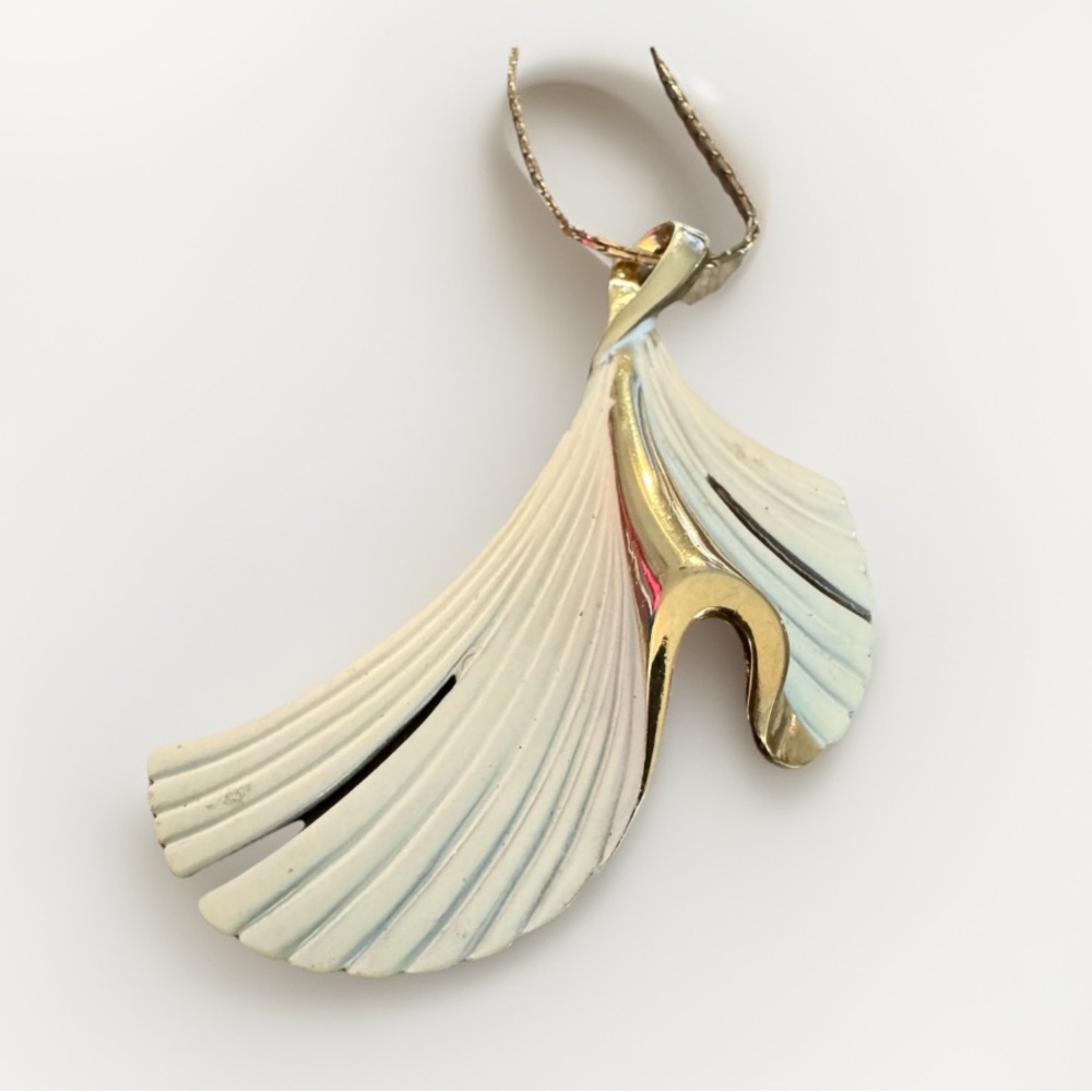 Vtg 70s White Ginkgo Leaf Necklace Pendant Enamel Unsigned Boho
